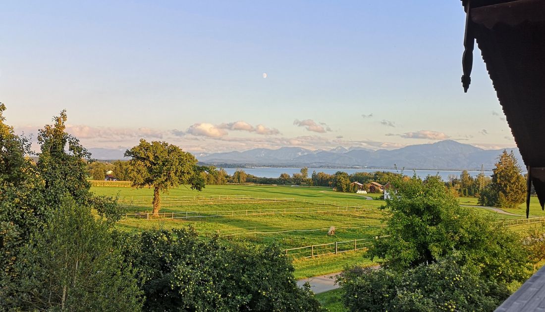 East-facing balcony FeWo GSPUSI & SPOTZAL with unobstructed views across Lake Chiemsee to the Alps