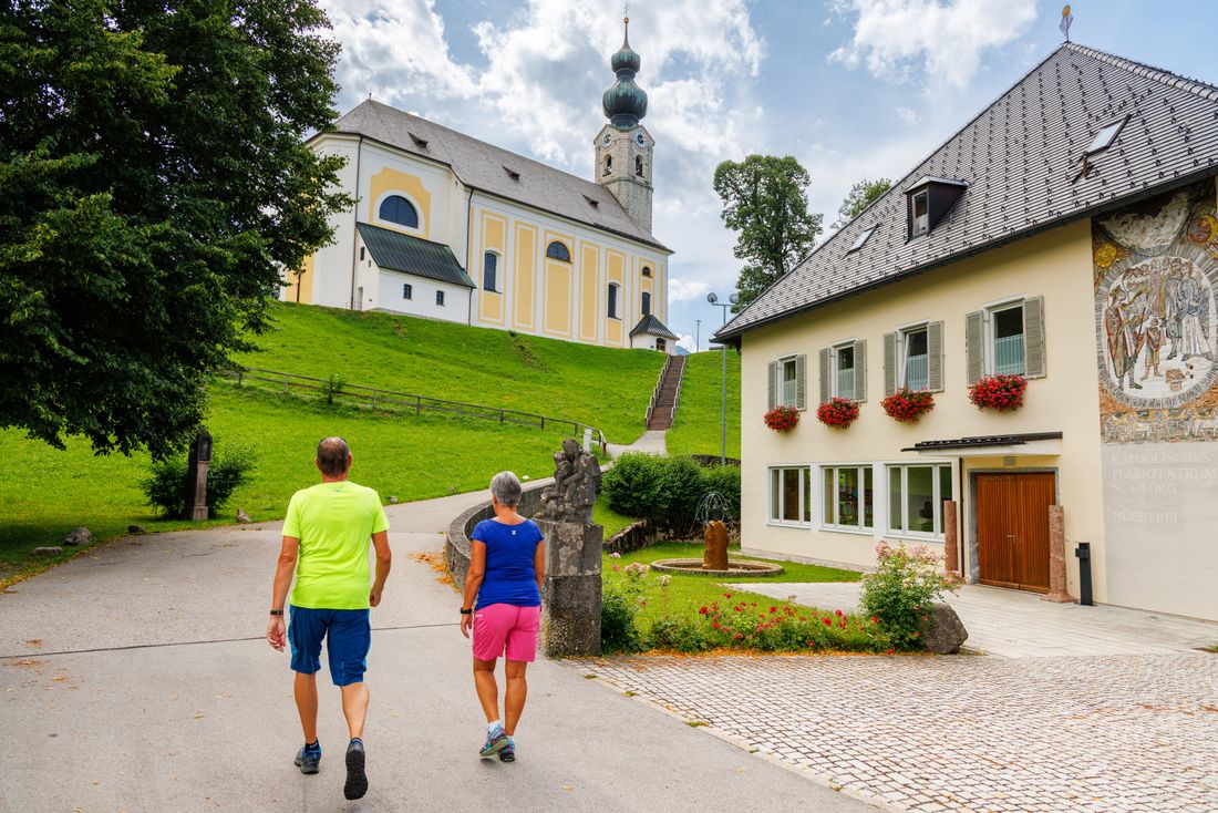 Vorbei am Pfaarzentrum Richtung Kirche St. Georg