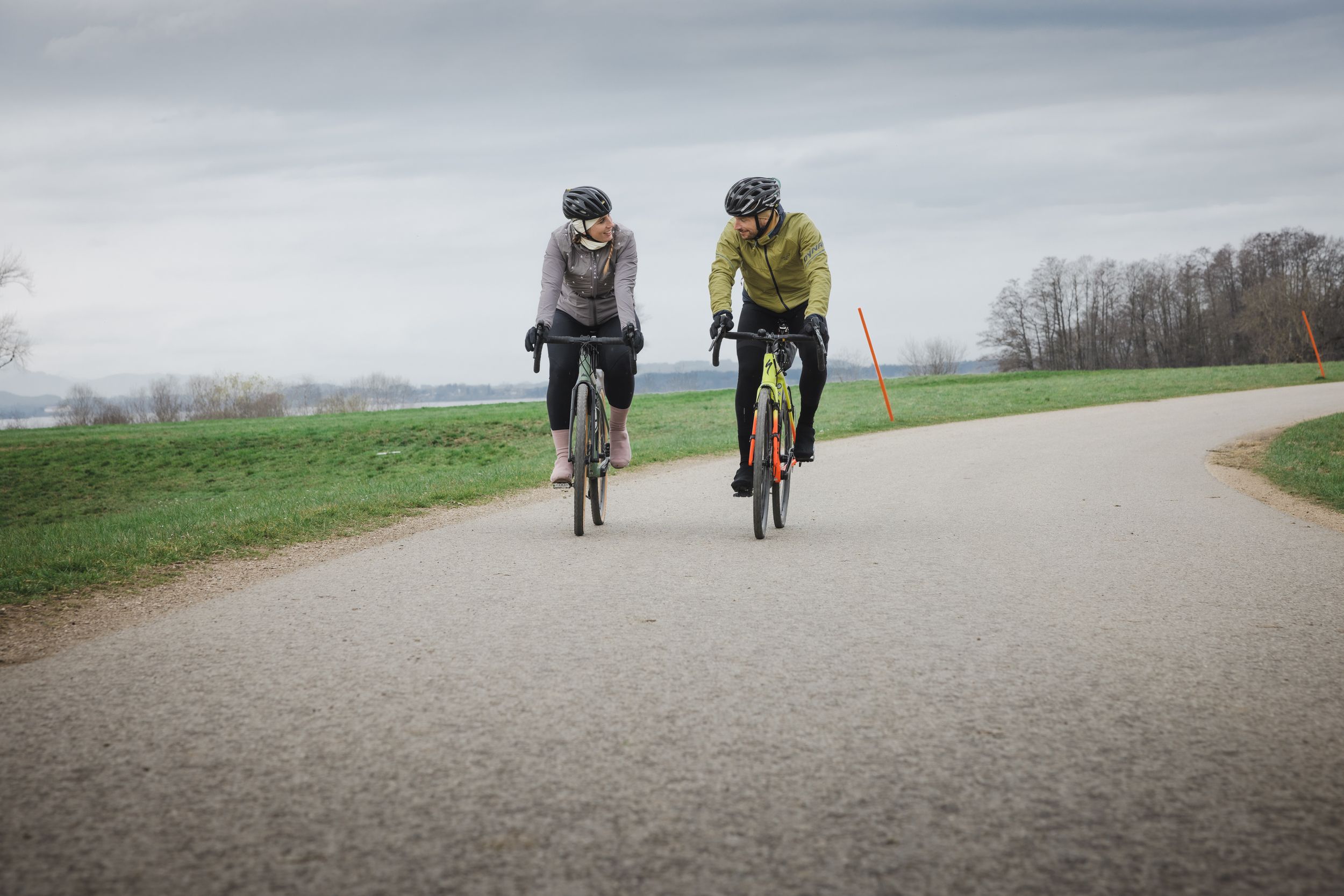 Paar beim Radfahren am Chiemsee