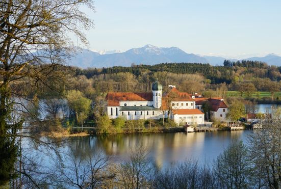 Blick von der Weinbergaussicht auf das Kloster Seeon und die Berge