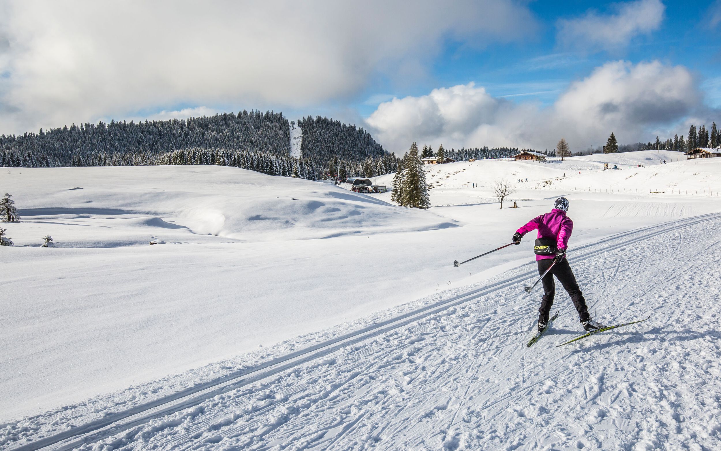Dame beim Langlaufen auf der Winklmoosalm