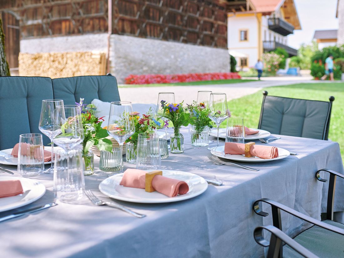 Gartenbestuhlung unter Nußbaum