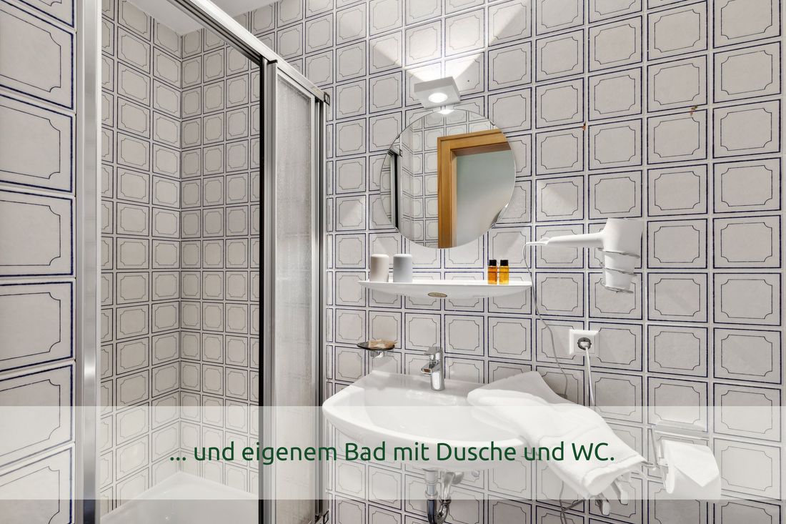 ... und eigenem Bad mit Dusche und WC.