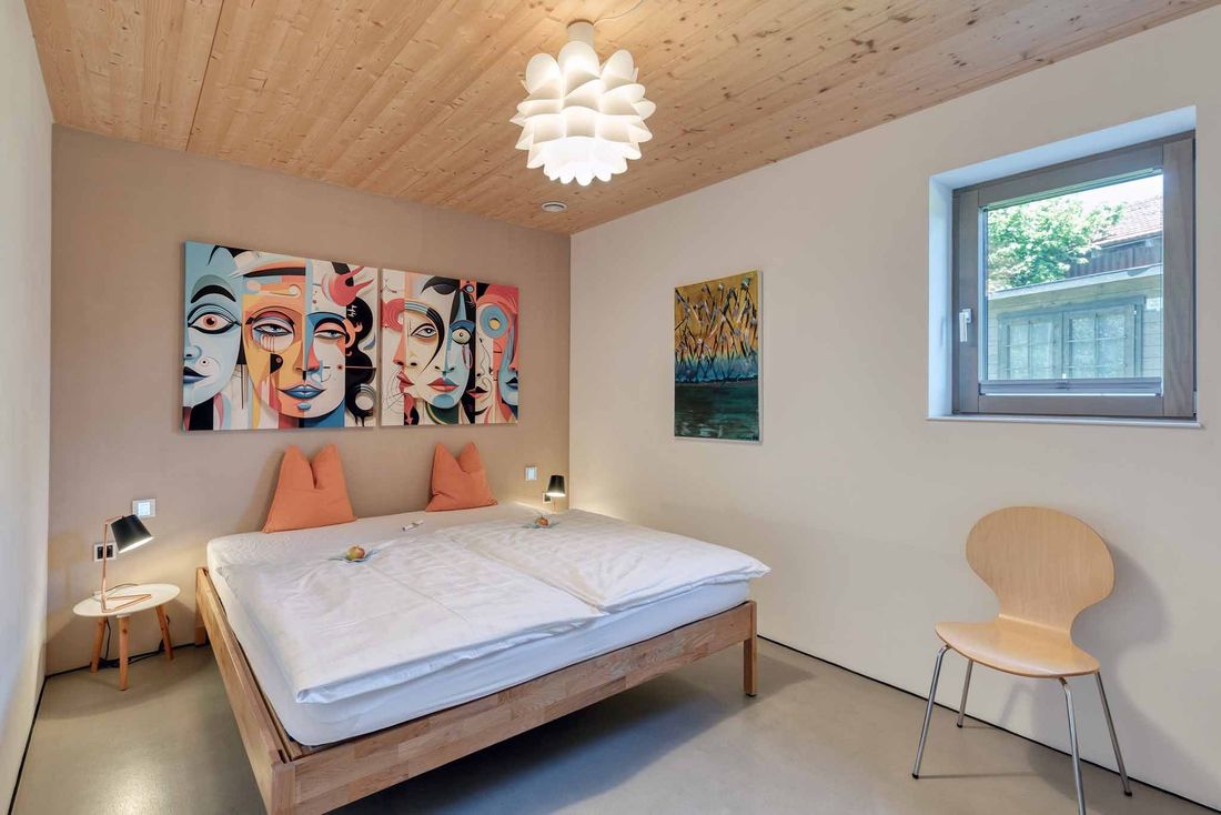 Modernes Schlafzimmer der 5-Sterne-Ferienwohnung Lieblingseck am Chiemsee.