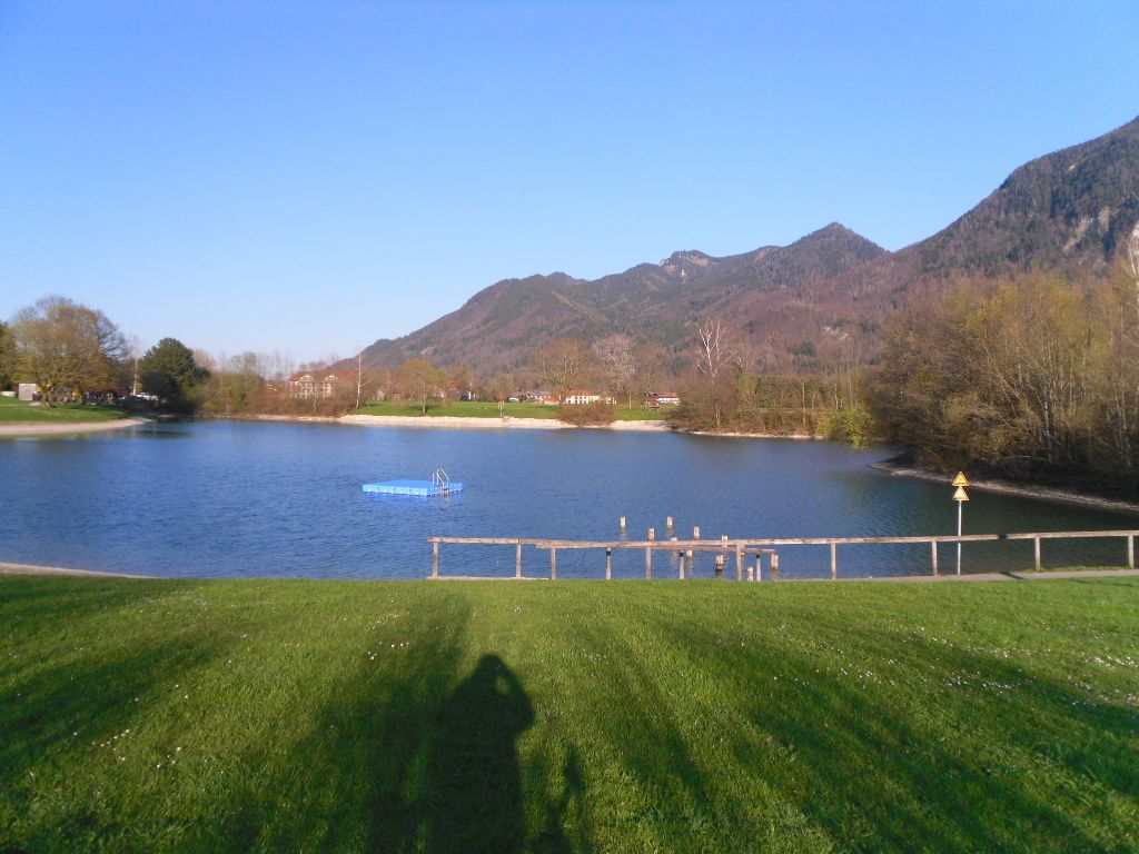 Blick vom Reifinger Badessee Richtung Hochfelln (Bergbahn/Gondel)