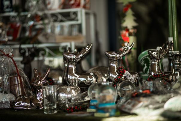 Ein Stand mit Weihnachtsdekoration bei der Rauschbergweihnacht