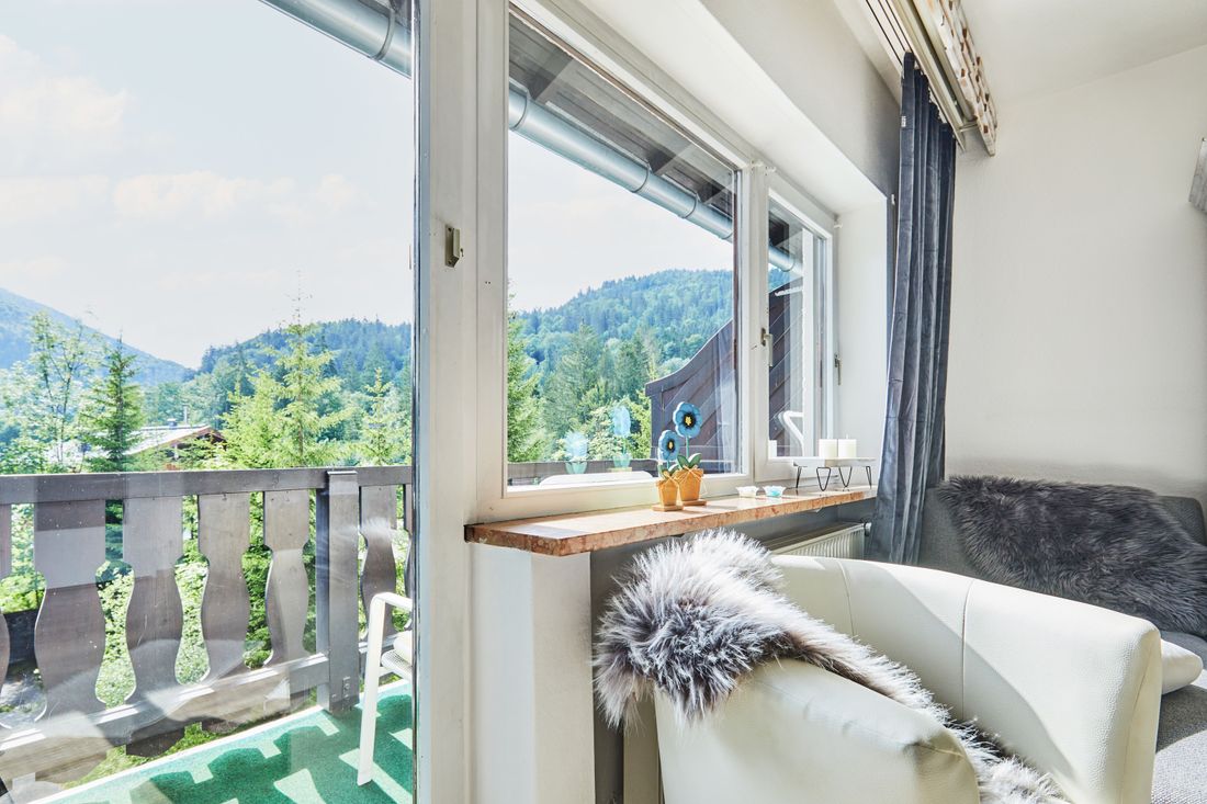 Blick zum Balkon und in die Berge