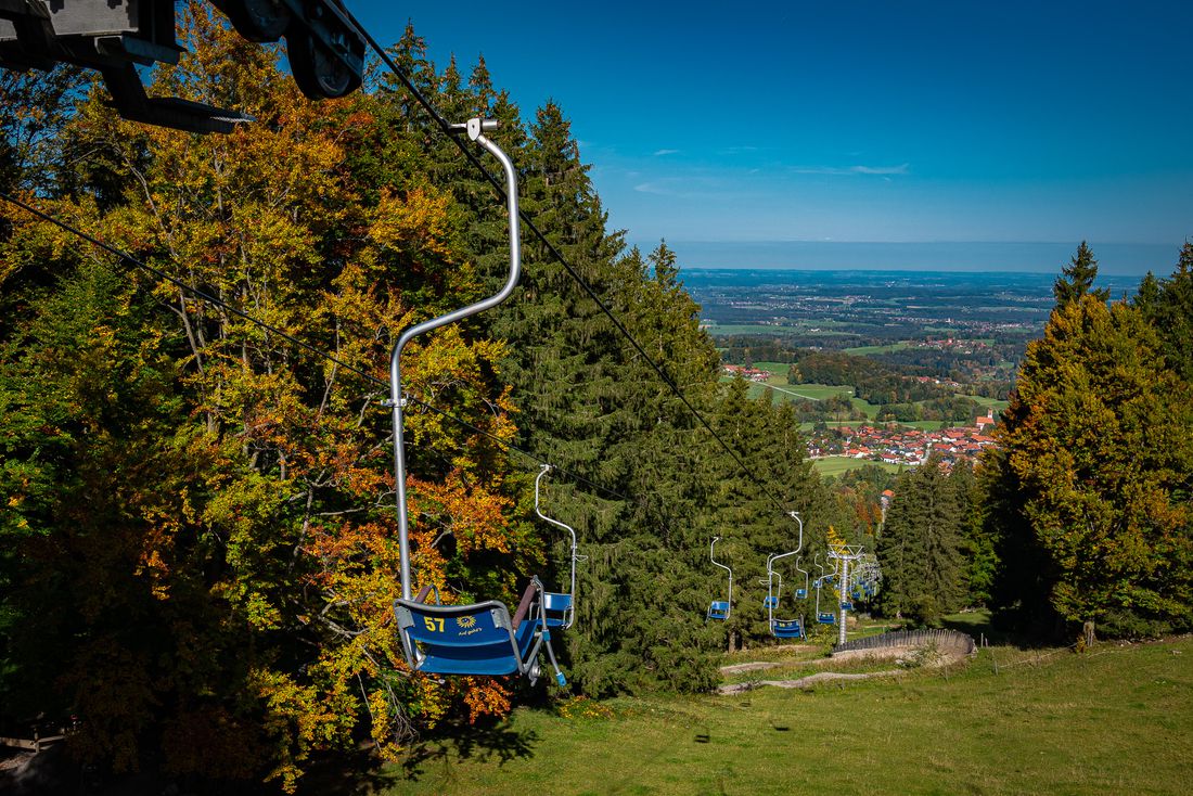 Auf dem Sessellift der Hochriesbahn am Samerberg