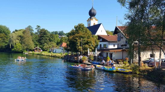 Blick von der Alzbrücke auf den Gasthof Neuwirt