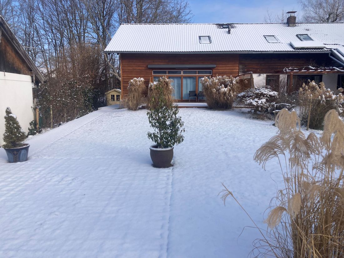 Aussenansicht vom Gartentor im Winter