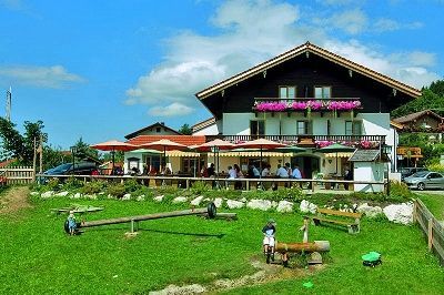 Hausansicht mit Spielplatz