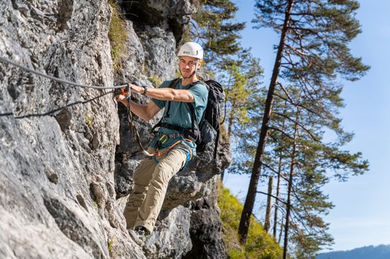 1 Person klettert am Klettersteig Hausbachfall