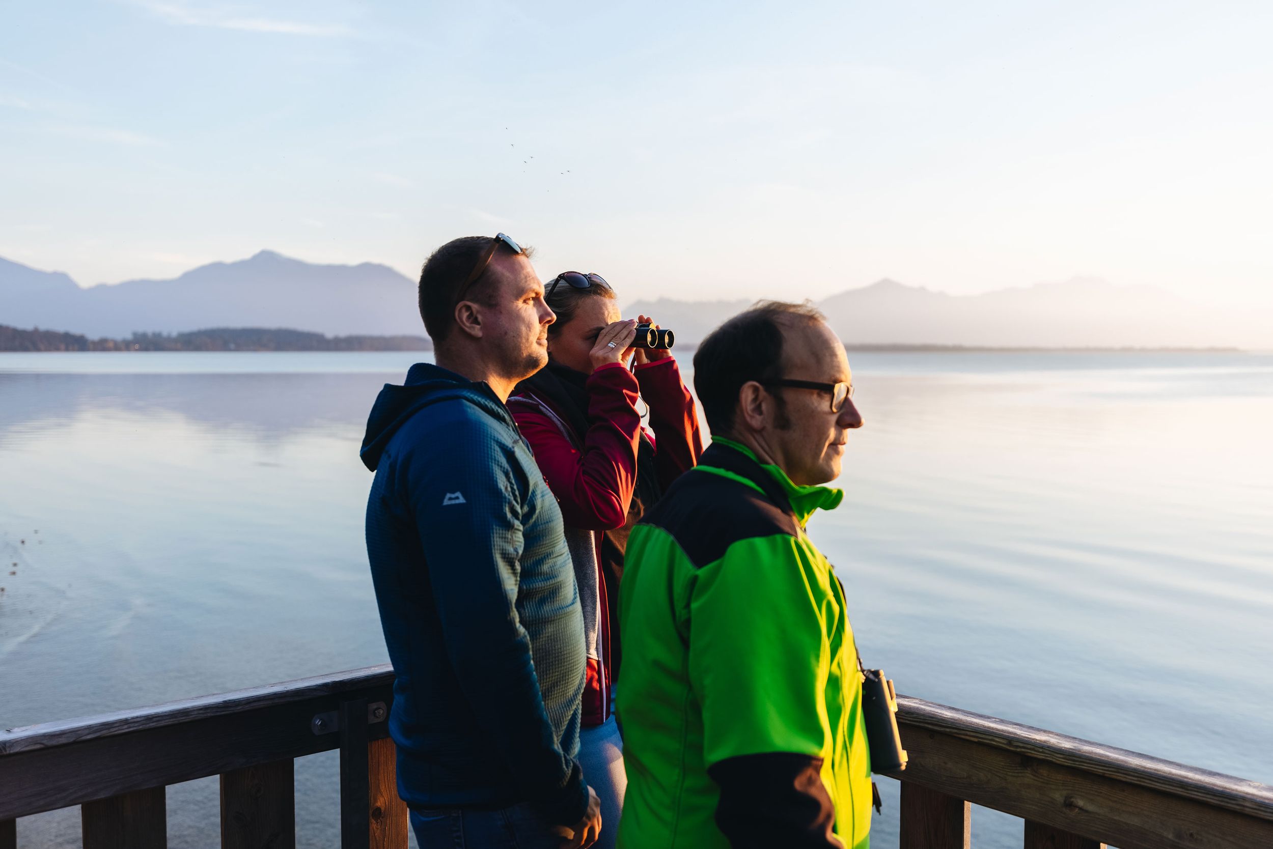 Besucher blicken auf den Chiemsee