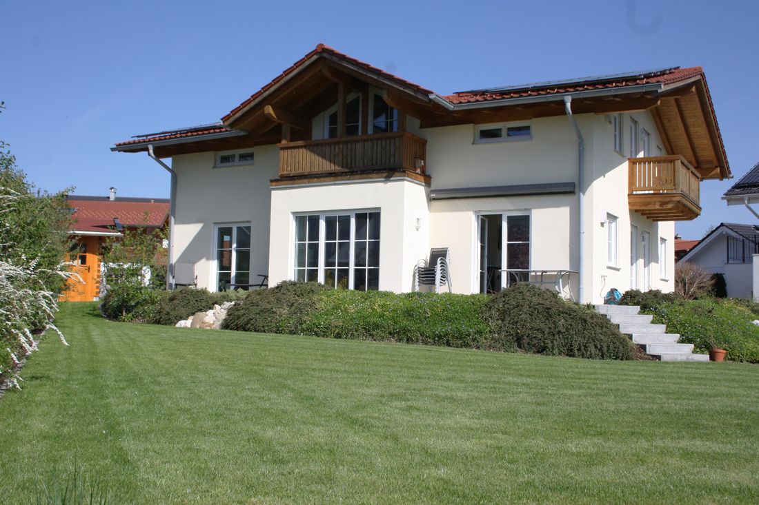 Südansicht mit Süd- und Ostbalkon