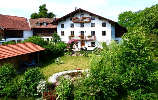 Gastgarten mit überdachtem Freisitz