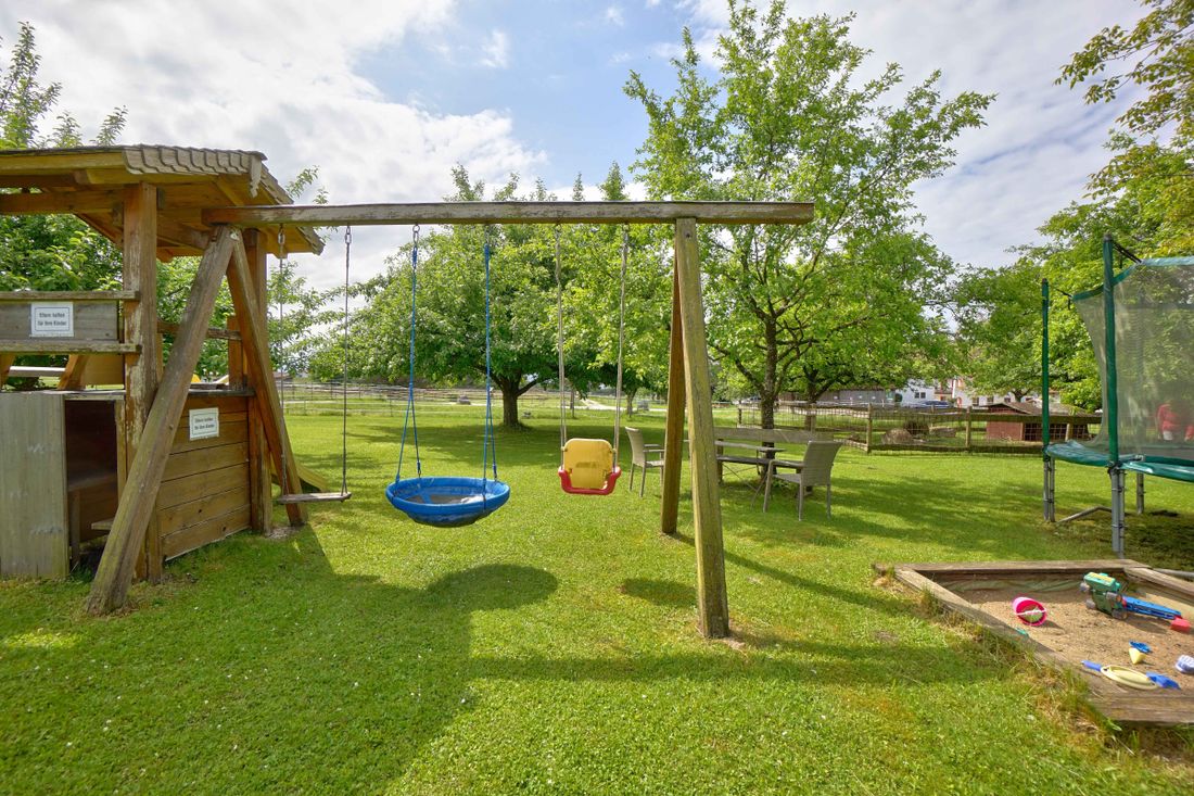 Garten mit Spielplatz