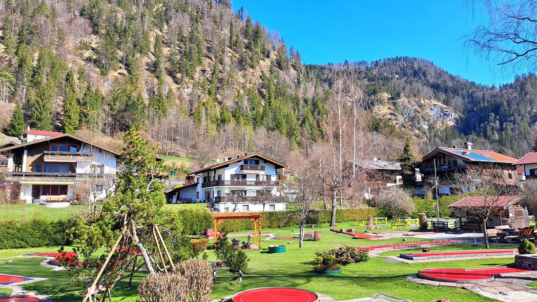 Das Haus mit Walmberg und Minigolfplatz