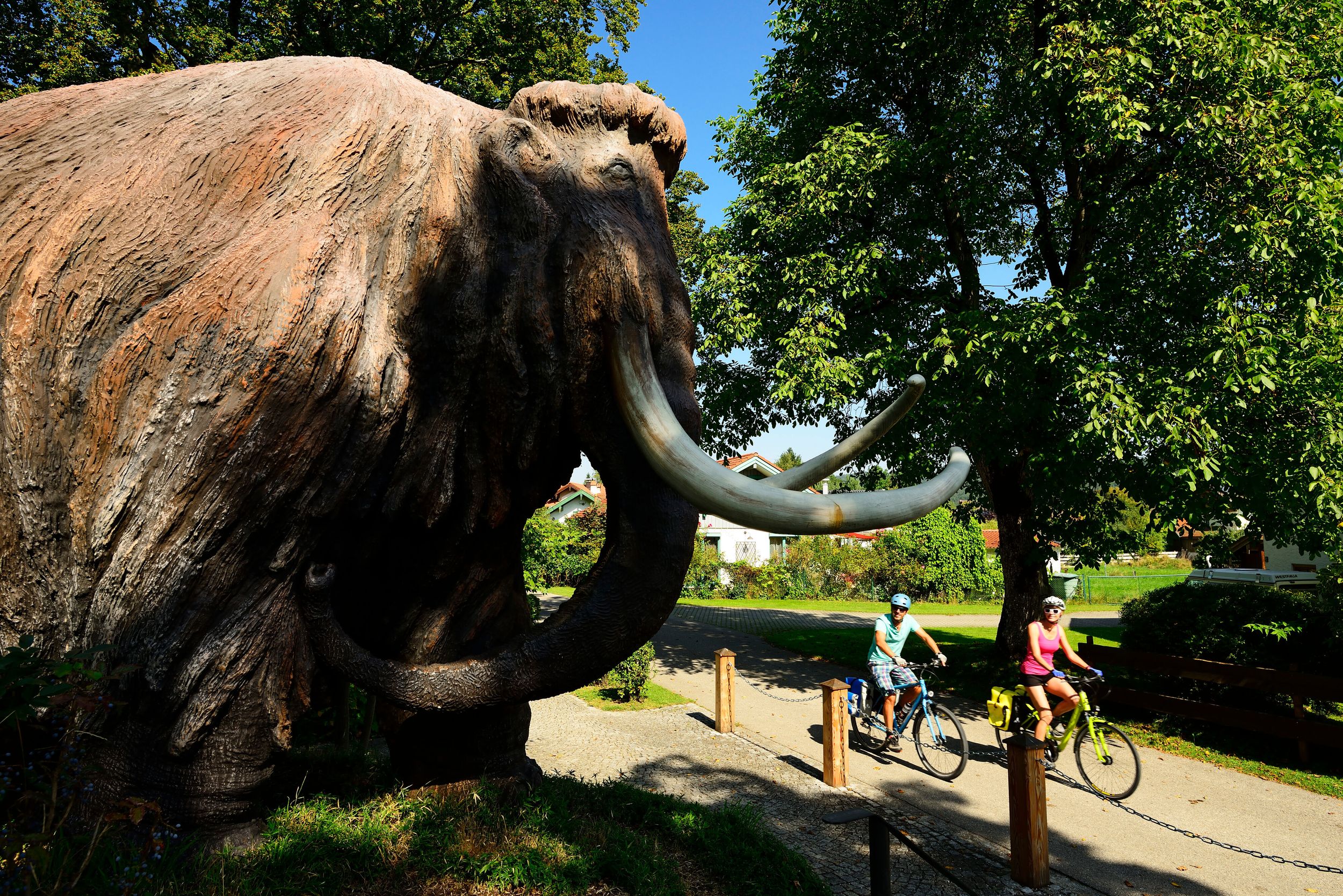 Aufnahme von der Mammutstatue vor dem Naturkundemuseum am Radweg