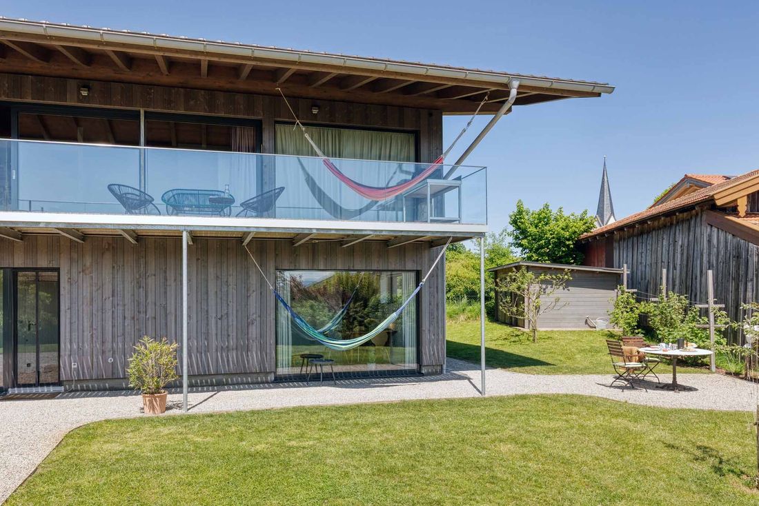 "Aussenansicht mit Hängematte und gedeckter Kaffee Tisch der Ferienwohnung Lieblingseck, Gstadt am Chiemsee"