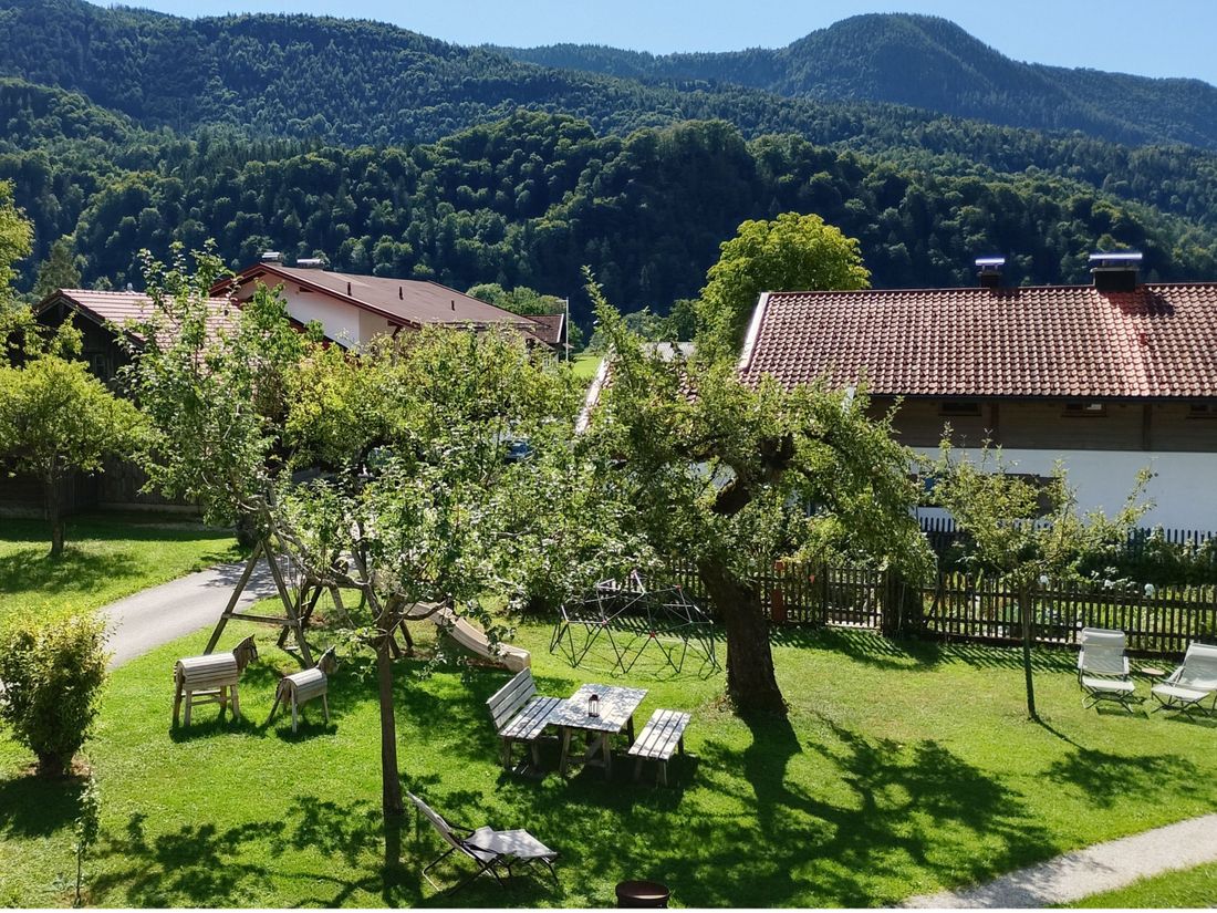 Sicht aus der Wohunung Hehnagarten auf Garten mit Sitz- und Spielmöglichkeit