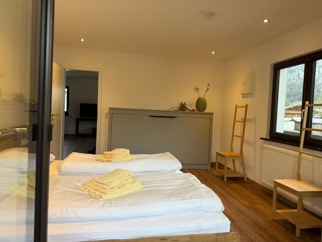 1e Schlafzimmer Edelweiß (Doppelbett + Großes Extra Bett)