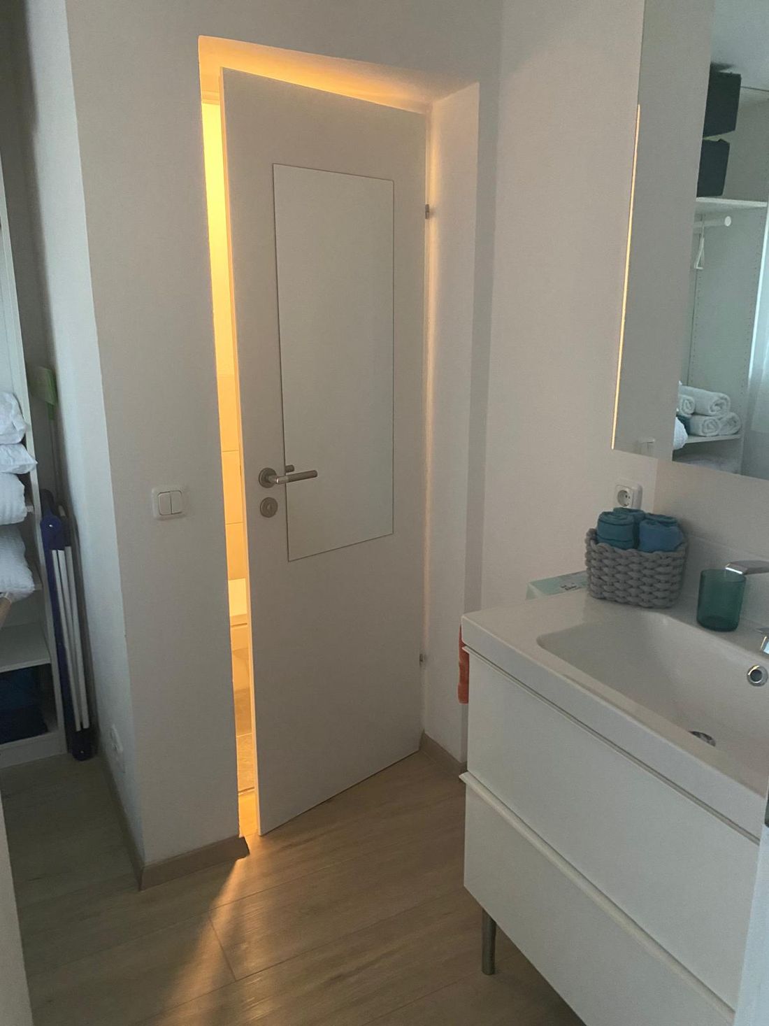 Blick vom Ankleidezimmer ins Bad