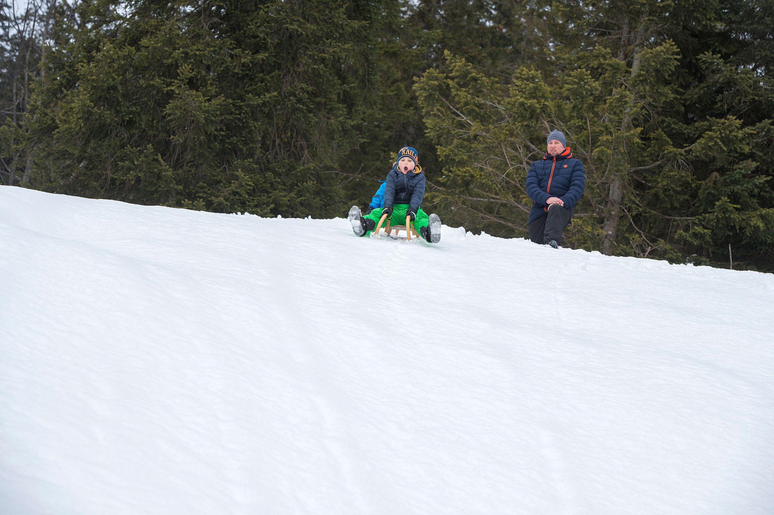 Jungs Rodeln im Schnee