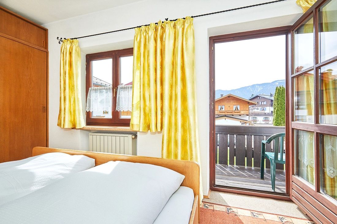 Schlafzimmer mit Balkonzugang