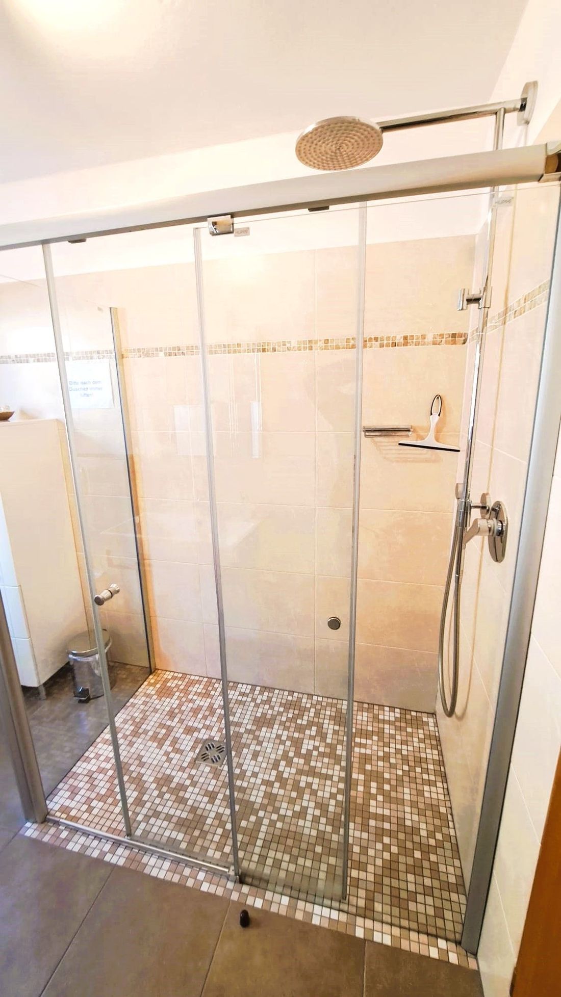 Bad mit großer Dusche