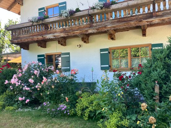 Haus mit blühendem Garten