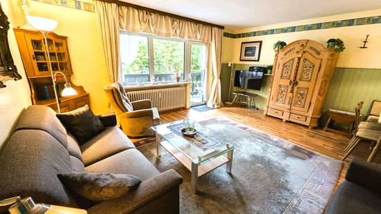 Wohnzimmer mit Balkonzugang