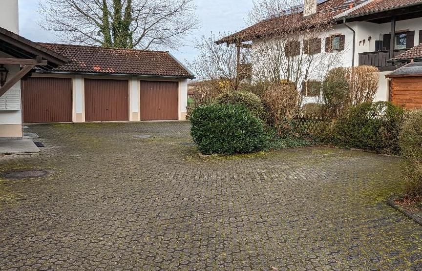 Parkplatz der Ferienwohnung neben dem Hauseingang