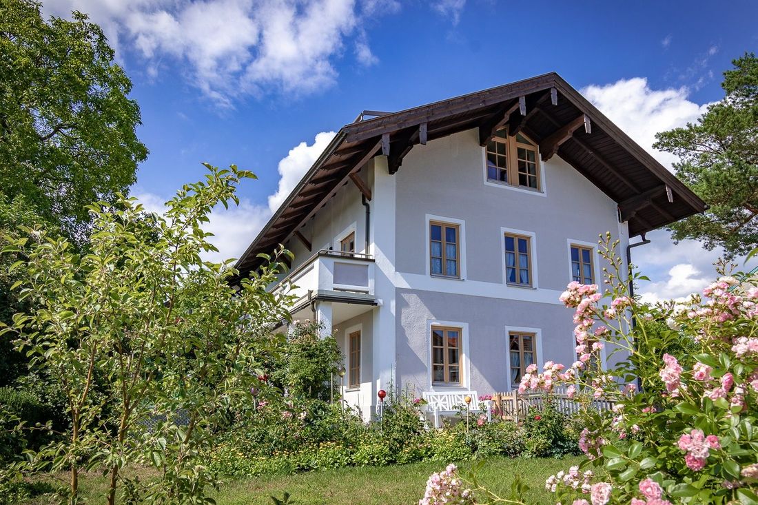 Hausansicht mit Garten