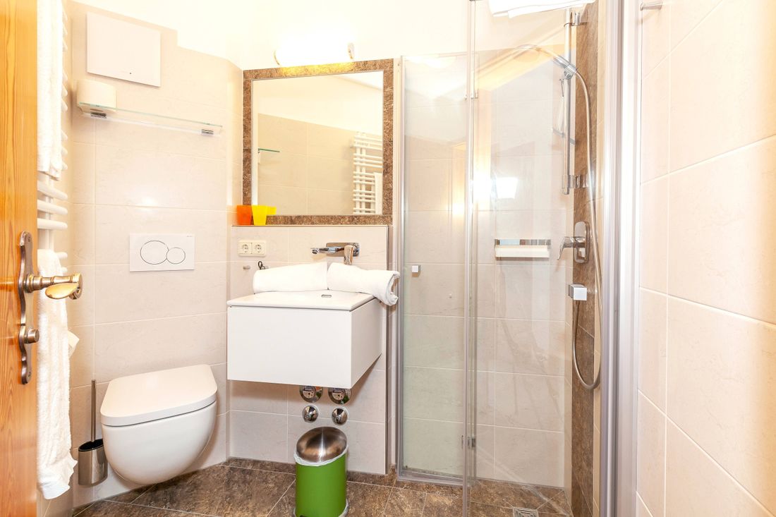 Bad mit Dusche und WC