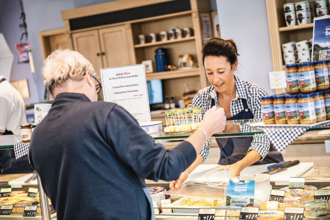 Käsetheke im Käseladen Bergader