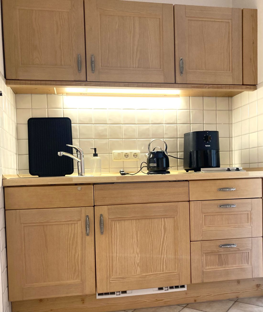 Die Küchenzeile mit Kühlschrank, 2-Plattenherd, Spüle, Kaffeemaschine, Wasserkocher, etc.