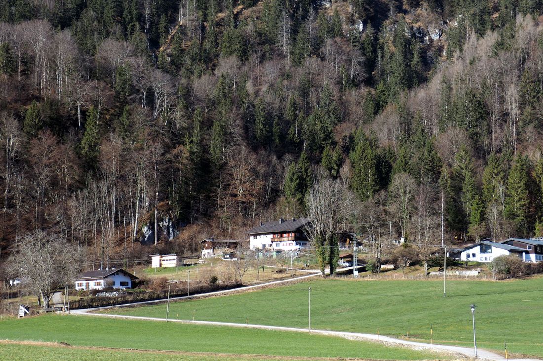 Lage außerhalb des Ortes direkt an den Wanderwegen zu Hochplatte, Kampenwand und Geigelstein