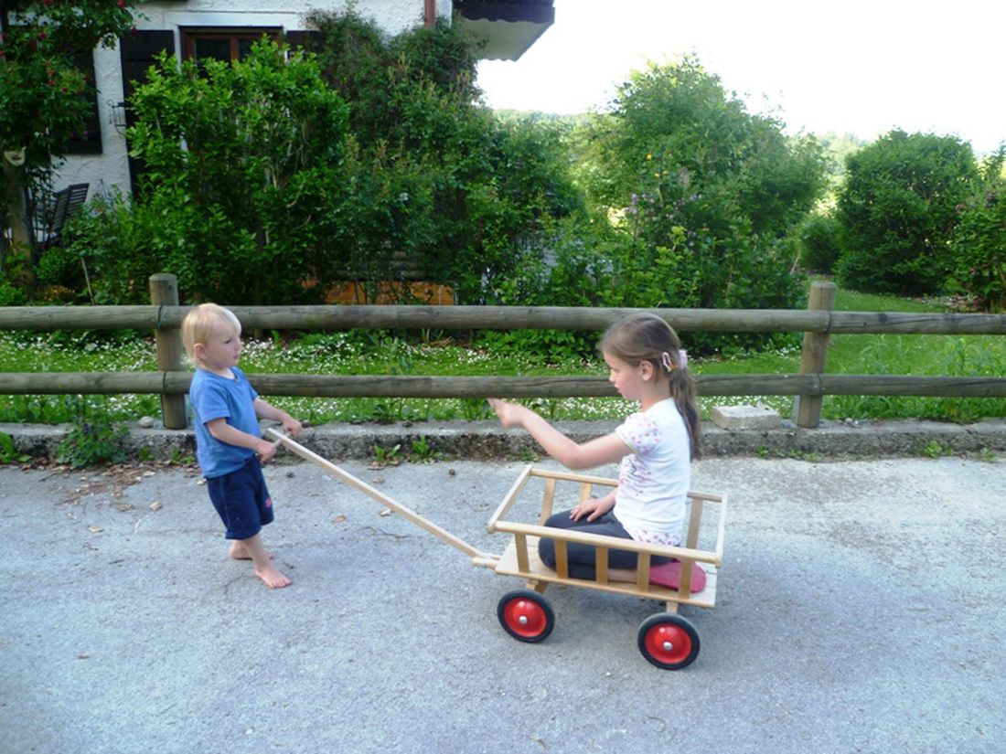 Kinder im Garten