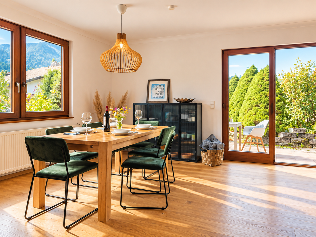Esszimmer mit Terrassentüren und Bergblick.