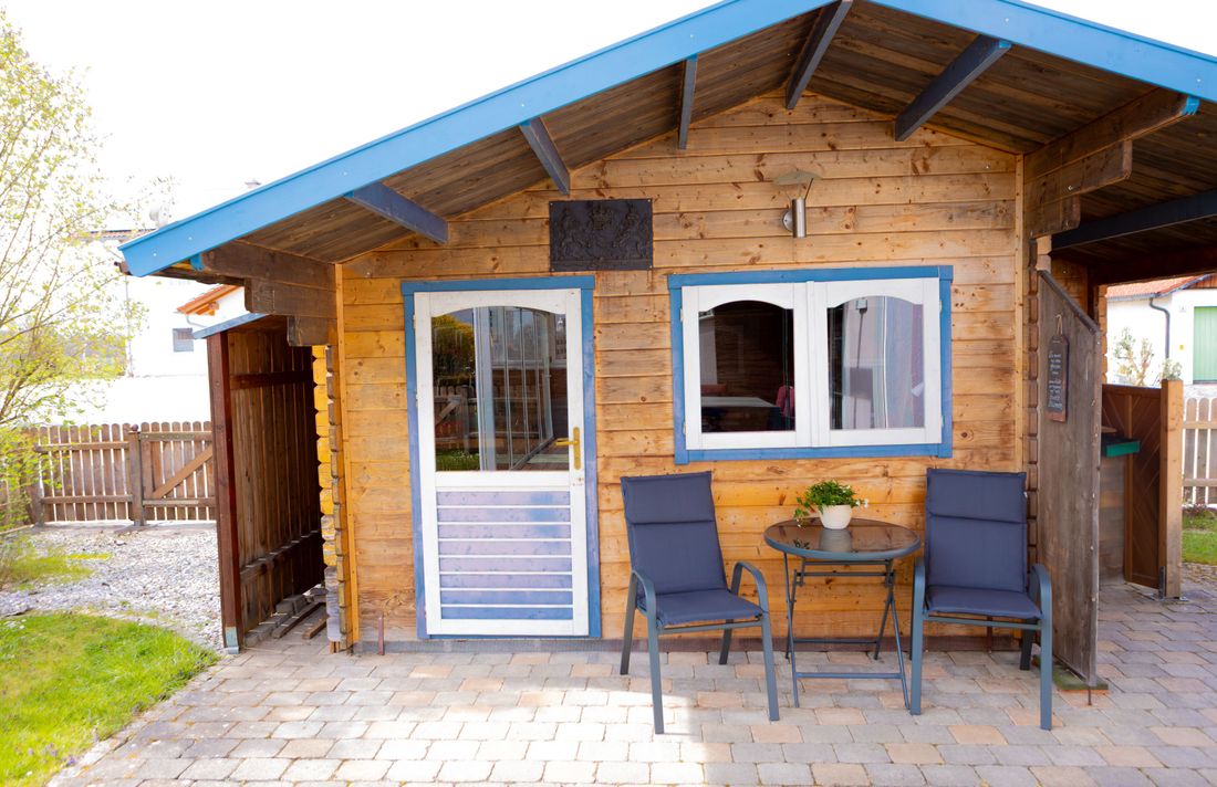 Gartenhütte mit Sitzgelegenheit