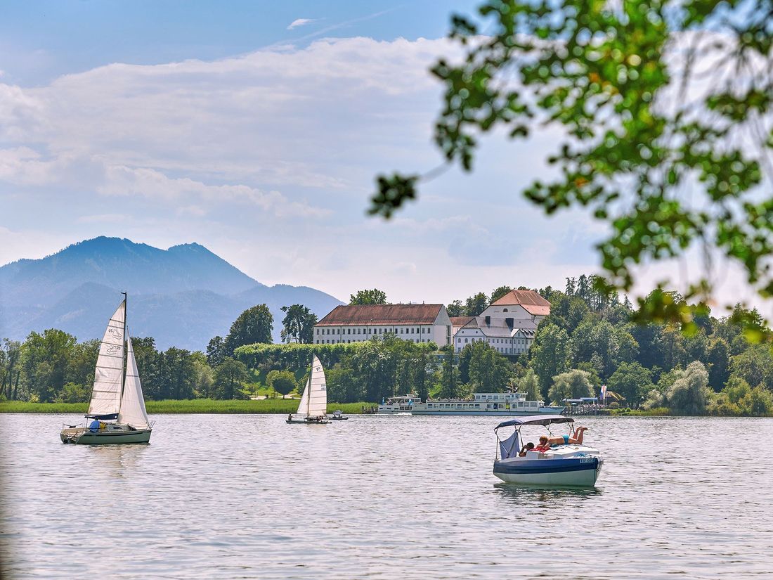 Umgebung - Blick auf Herreninsel von Gstadt