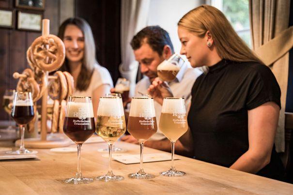 Bierprobe-bei-der-Brauereiführung-im-Hofbräu-Traunstein