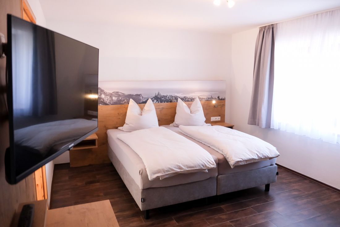Blick in Schlafen mit Fernseher