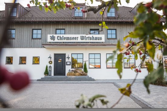 chiemseer_wirtshaus_aussen_5-003_1
