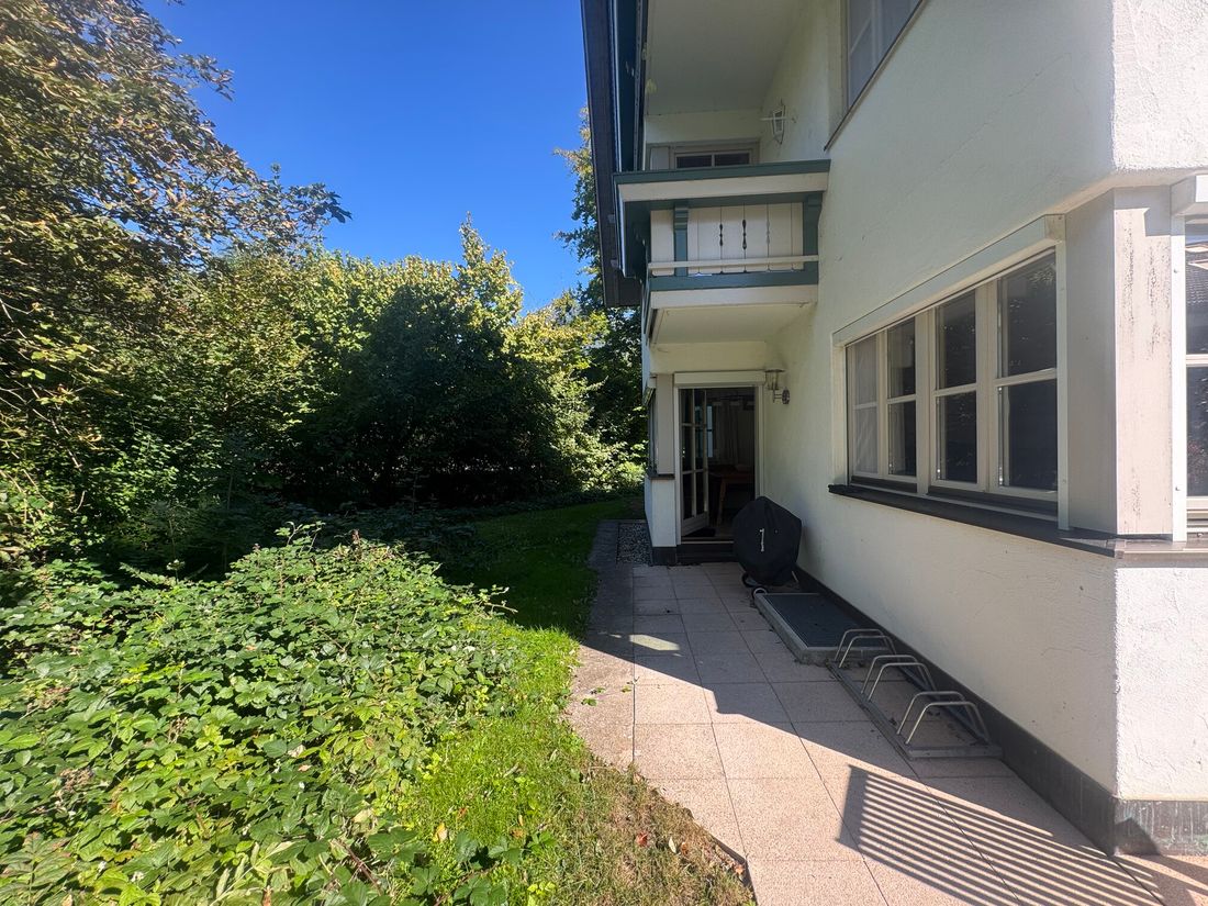 Fahrrad- und Grill vor Küchenausgang